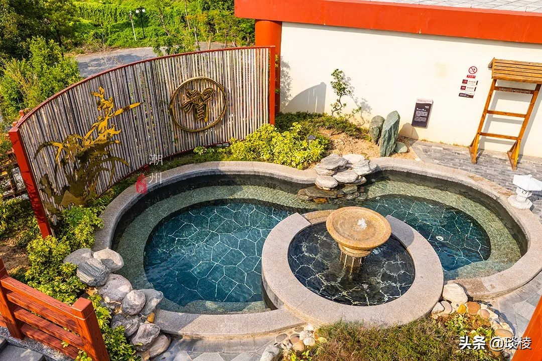 空中也能泡温泉?这个度假村,泡池层层叠叠,竟像梯田一样立体