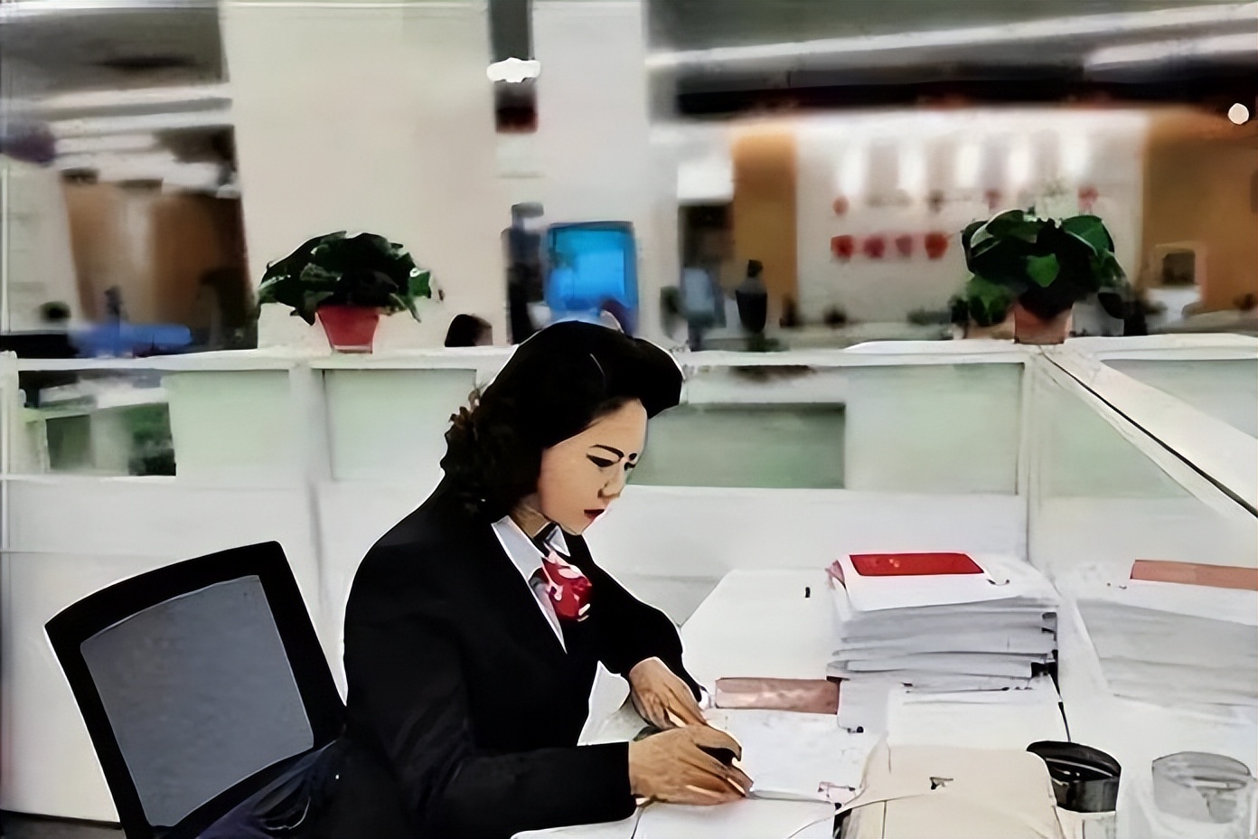 “李少莉事件”持续发酵！看一小区退休老大爷是如何评价她的