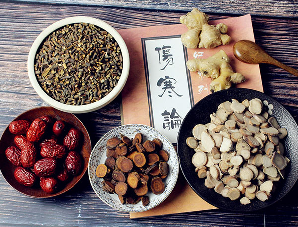 女子练瑜伽为何会肾出血，肾肿瘤有哪些危害？中医如何治肾肿瘤？