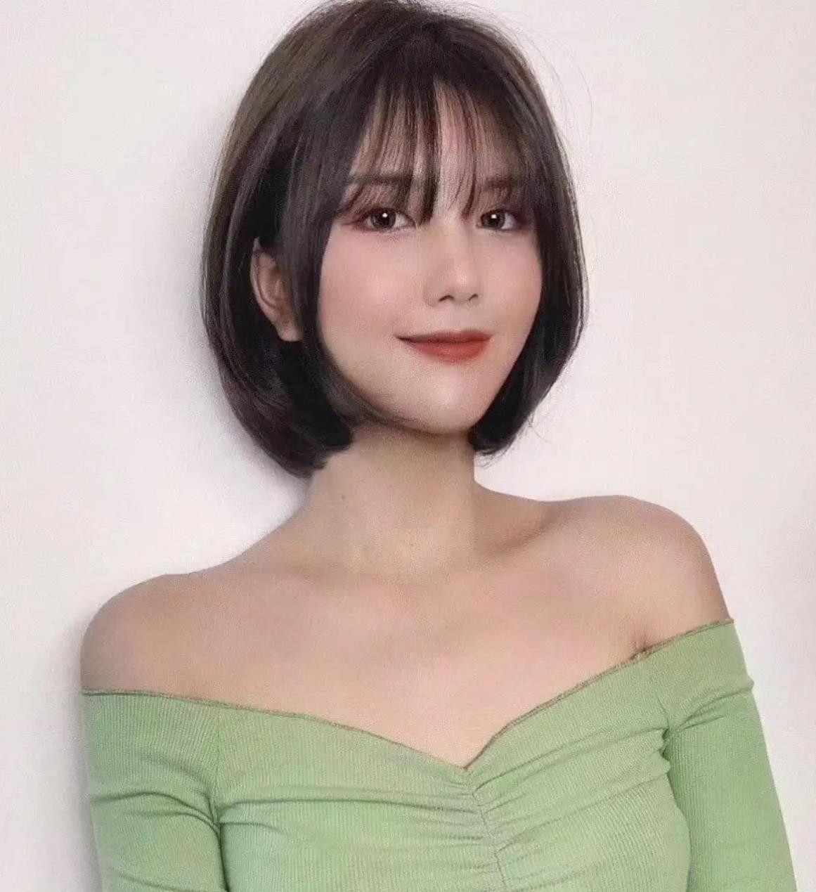 圆脸方脸女孩显脸小发型,圆脸烫什么发型显脸小