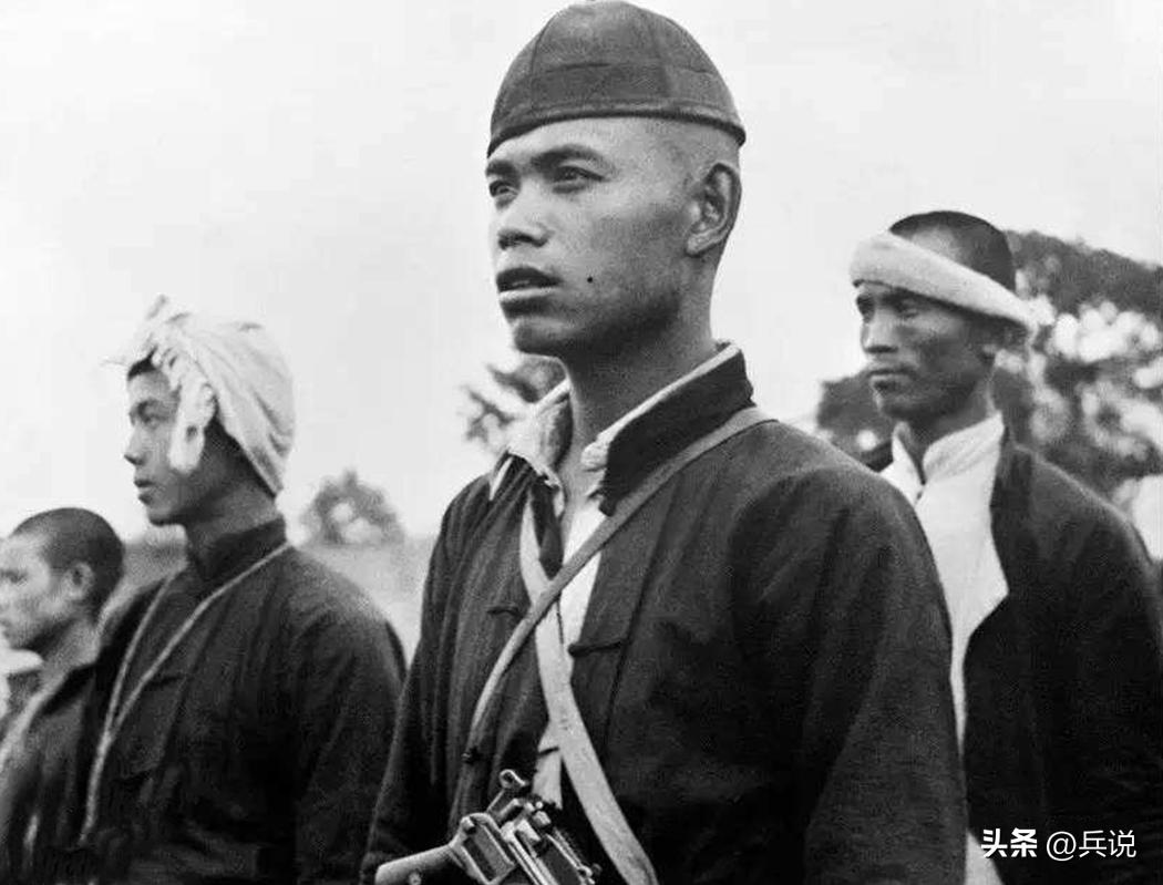 八路军在树林里发现一具尸体,八路军掩埋日军尸体