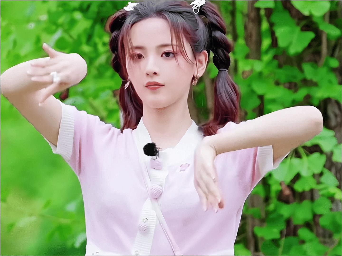 没常识、不识字、不会乘法口诀，这些顶流“文盲”凭什么会红？