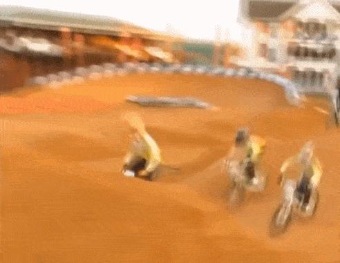 球场倾斜才能进球搞笑图,搞笑进球动图