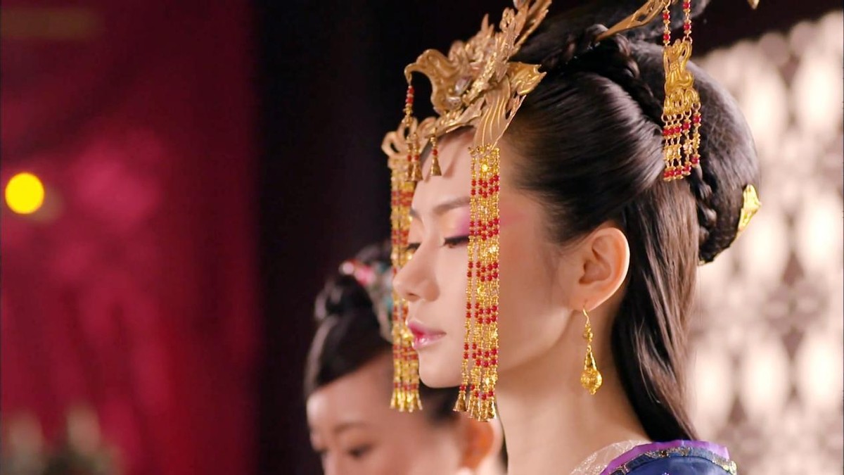 张芷溪白鹿玉楼春,张芷溪和白鹿演的同一个人么