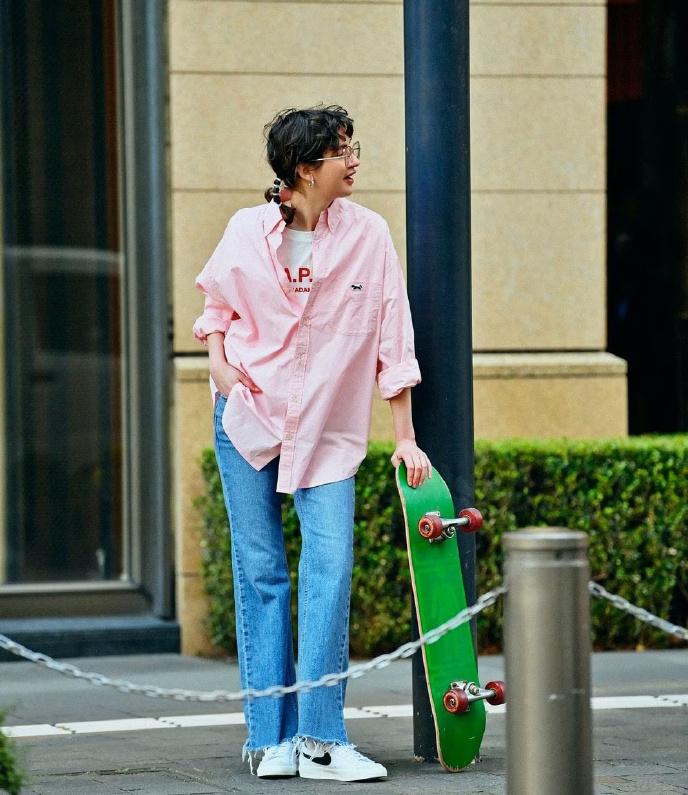 白卫衣叠穿什么衬衣好看,牛仔衬衣单穿叠穿都好看