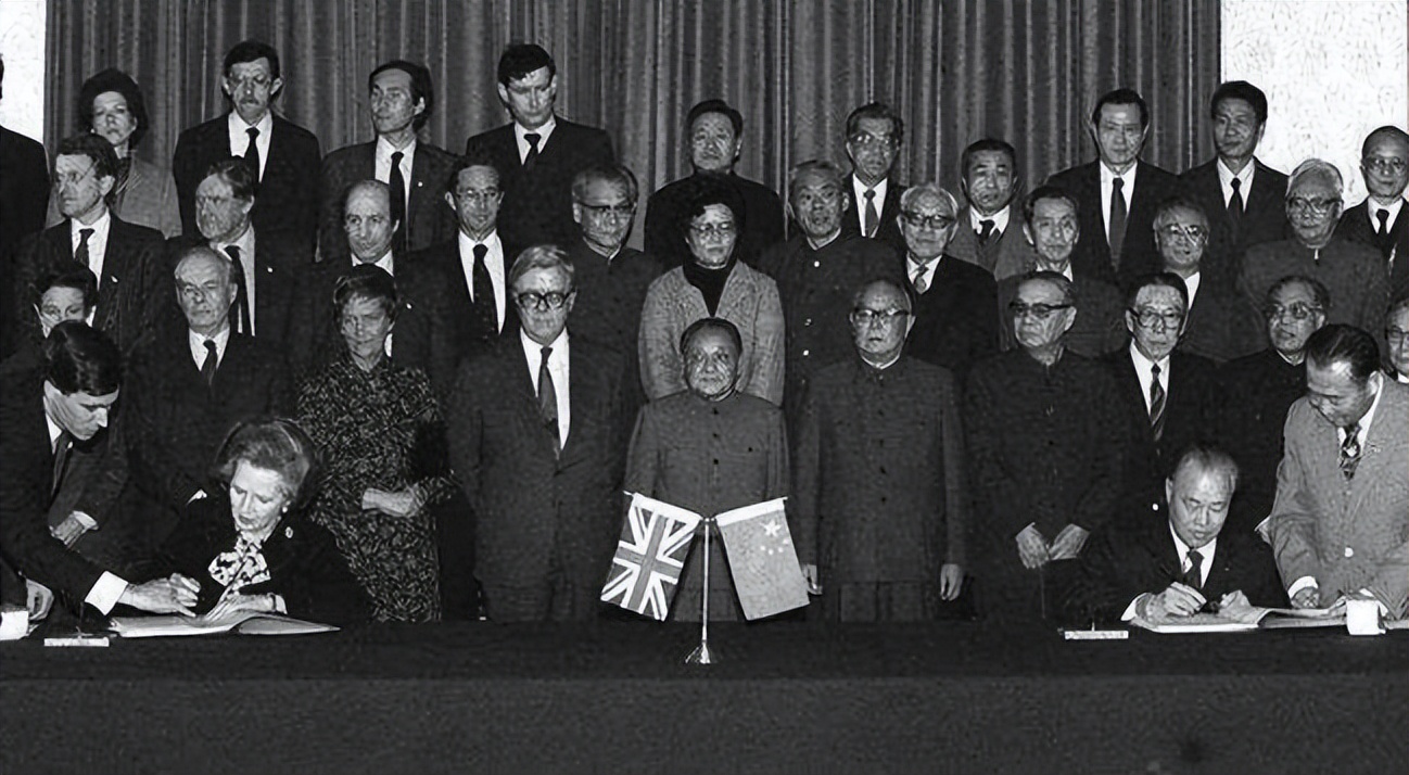 1997年香港回归场景：彭定康仰天含泪，“港督”女儿哭得难以自拔