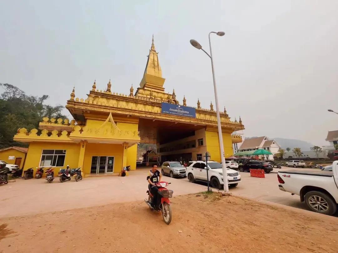 在老挝坐高铁,在老挝的中国高铁