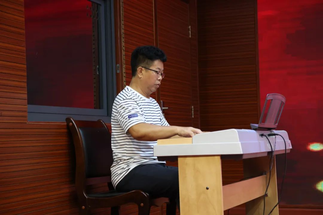 以深情的歌声向党的生日献礼,嘹亮的歌声向党献礼