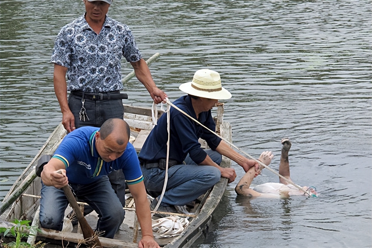 湖南小伙死亡母亲哭瞎右眼，15年后交警通知：你儿子被拘留了