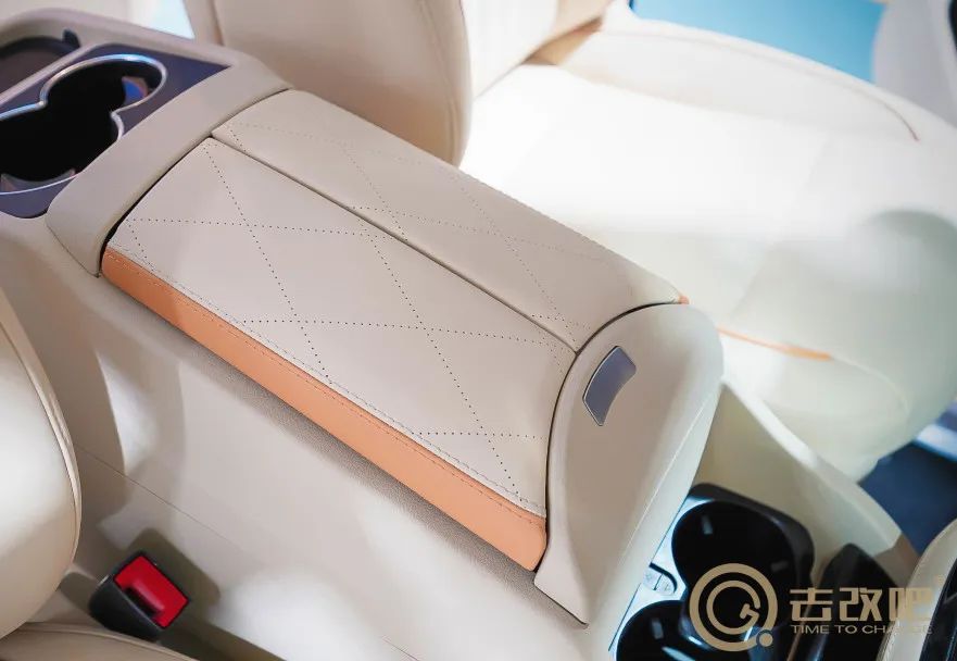 奔驰威霆改米白配宾利黄效果图,威霆改宾利黄内饰