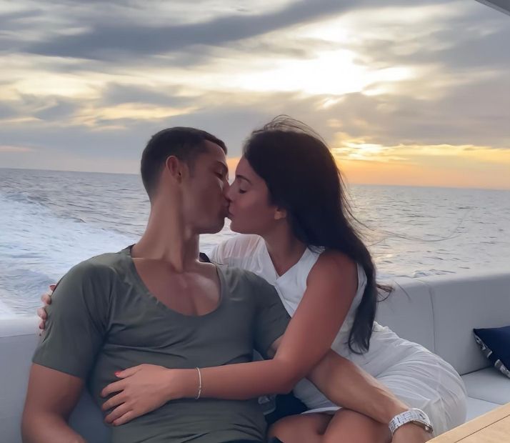 乔治娜给c罗送38岁生日祝福,c罗推特为乔治娜庆生