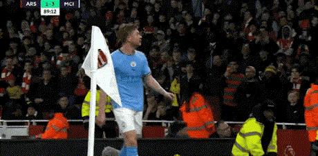 曼城3-1！阿森纳球迷向德布劳内连扔两个水瓶，丁丁回应：谢谢您