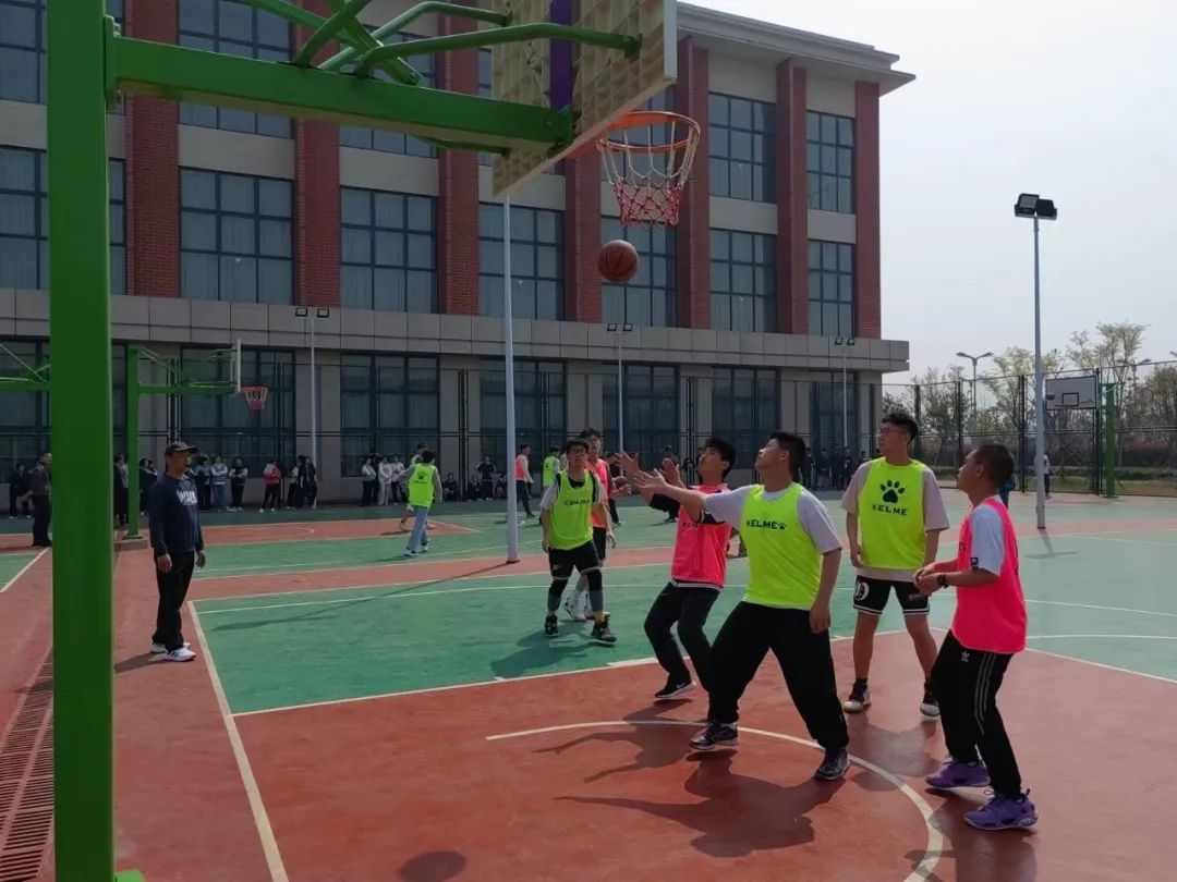 “篮”不住的风采“足”够精彩