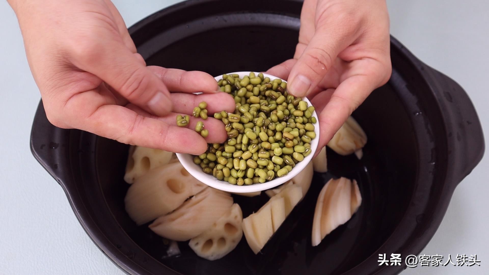 广东靓汤来了健脾开胃的莲藕汤,排骨莲藕汤大冷天必喝的一锅热汤