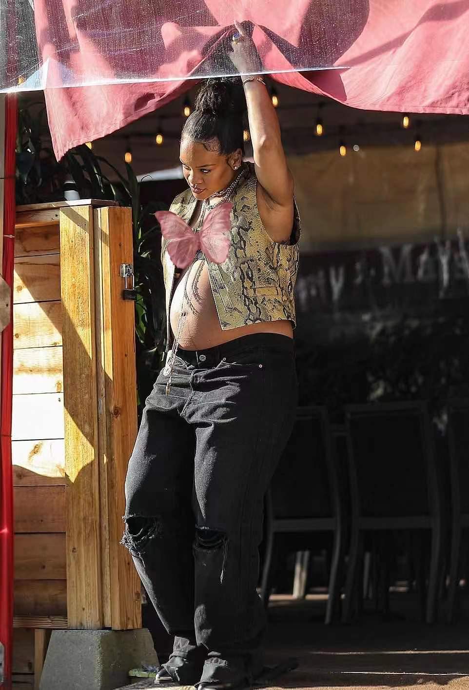 蕾哈娜晒孕期造型,蕾哈娜换装