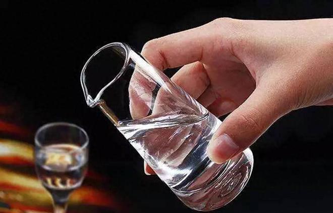 敬酒的时候对方手指头碰杯,饭局上别人敬你酒你该磕手吗