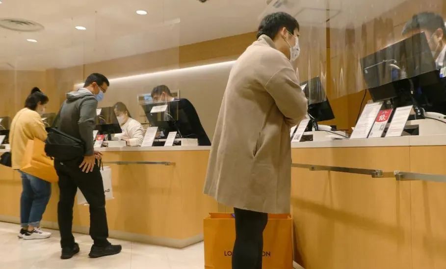 中国游客在日本爆买lv原因,日本游客暴买lv