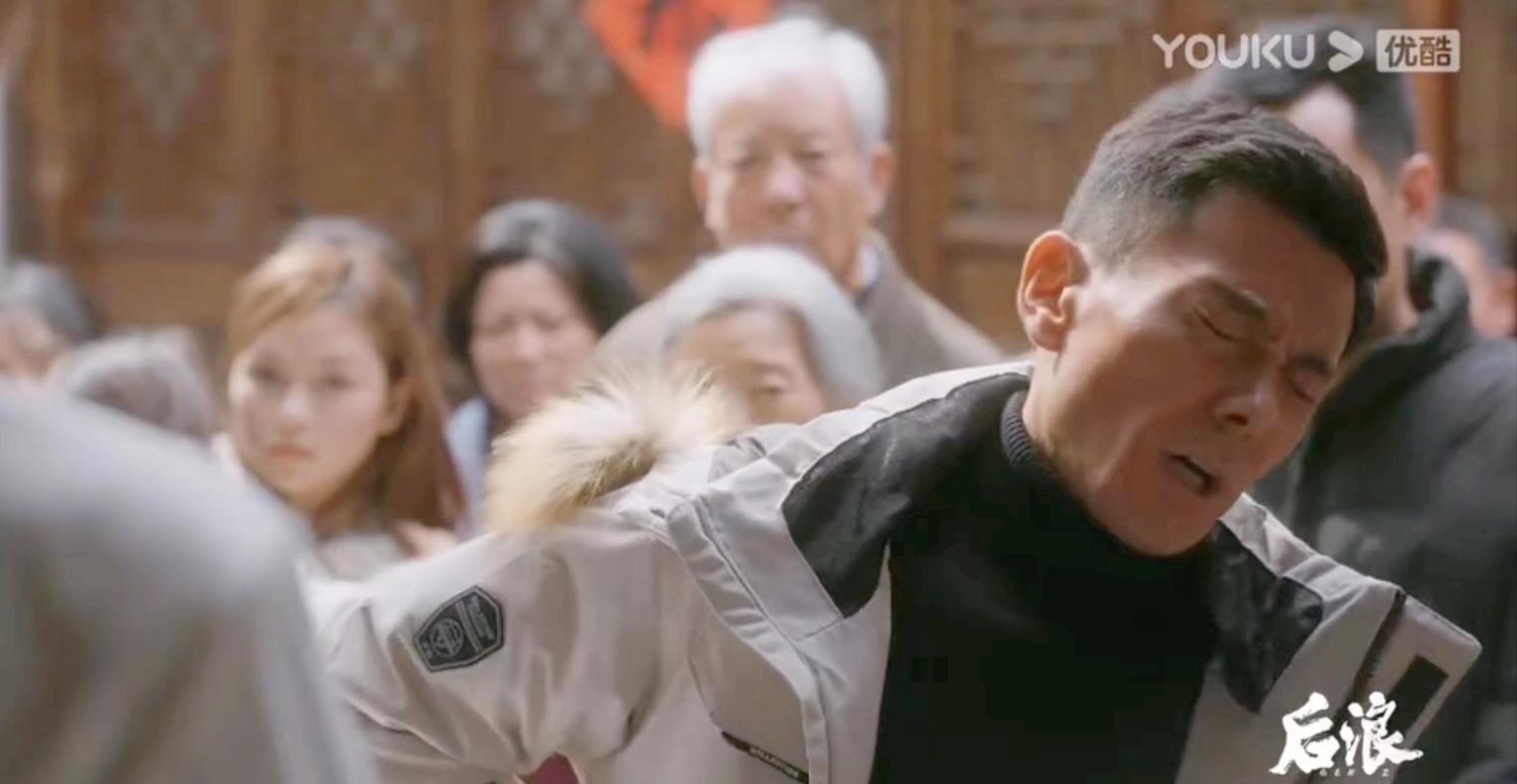 《后浪》补过头的朱老板扮演者，曾做过10年警察，用演技征服观众