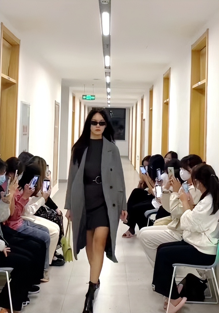 高校女生上演“宿舍版巴黎时装周”，有颜有气质，气场十足