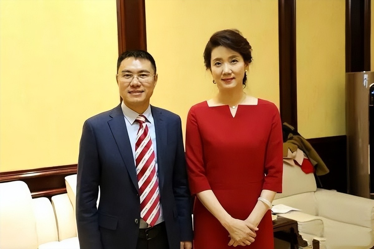 央视90后新闻联播主持人,中央台新闻联播女主持人飙泪