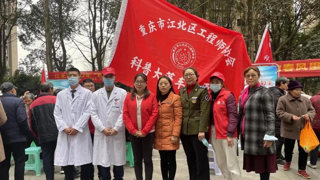 骑士医院白衣天使“化身”雷锋深入社区送健康