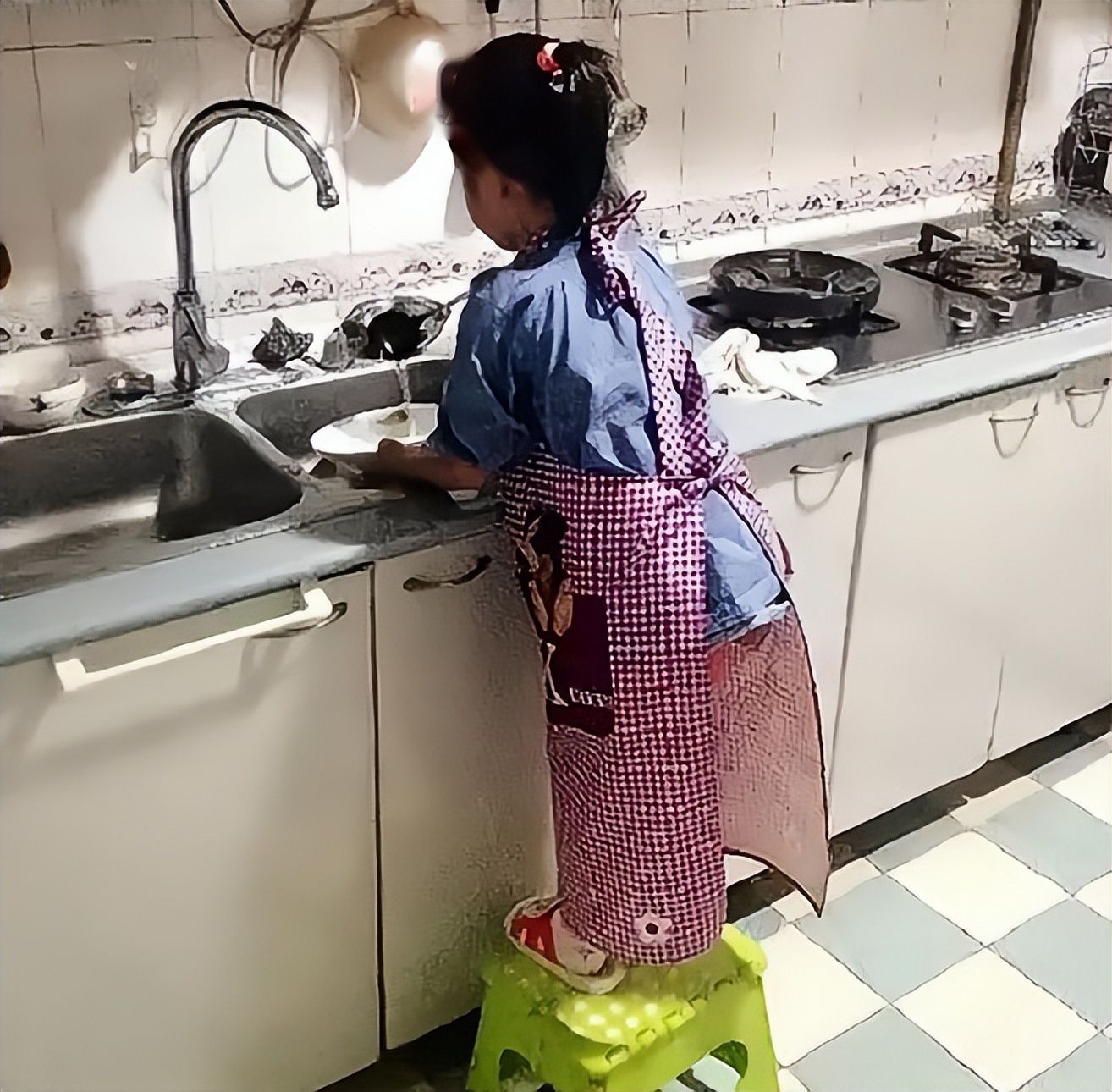 内蒙古5岁女童被亲生父亲踢死,内蒙古7岁女孩遭妈妈虐待致死