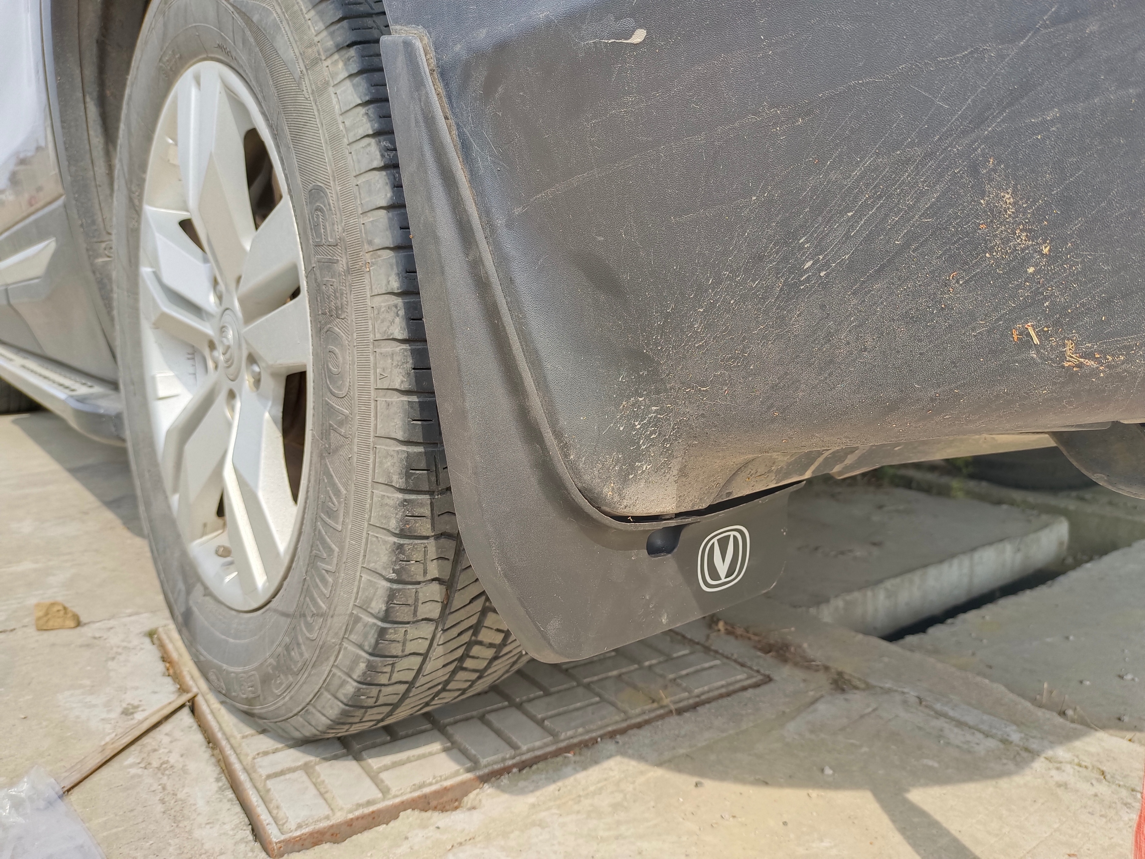 长安cs55前轮挡泥板内衬怎么更换,新车换挡泥板