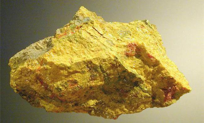 蛇遇到雄黄和硫磺会有什么反应,雄黄驱蛇粉对农作物有没有影响