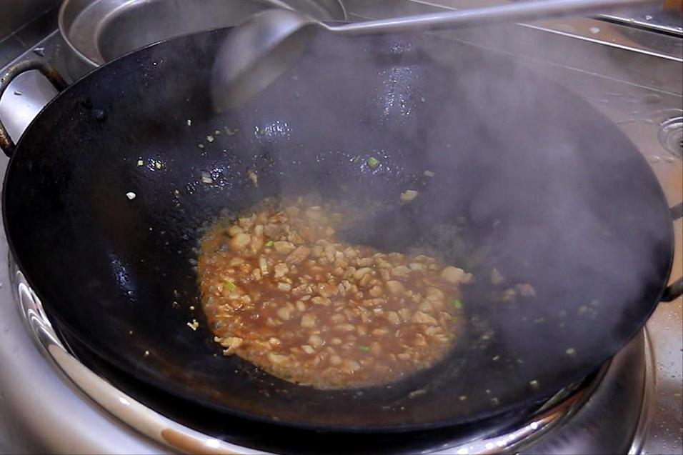 补充钙质和吃一点含钙高的食物,100克芝麻的含钙量比牛奶高多少