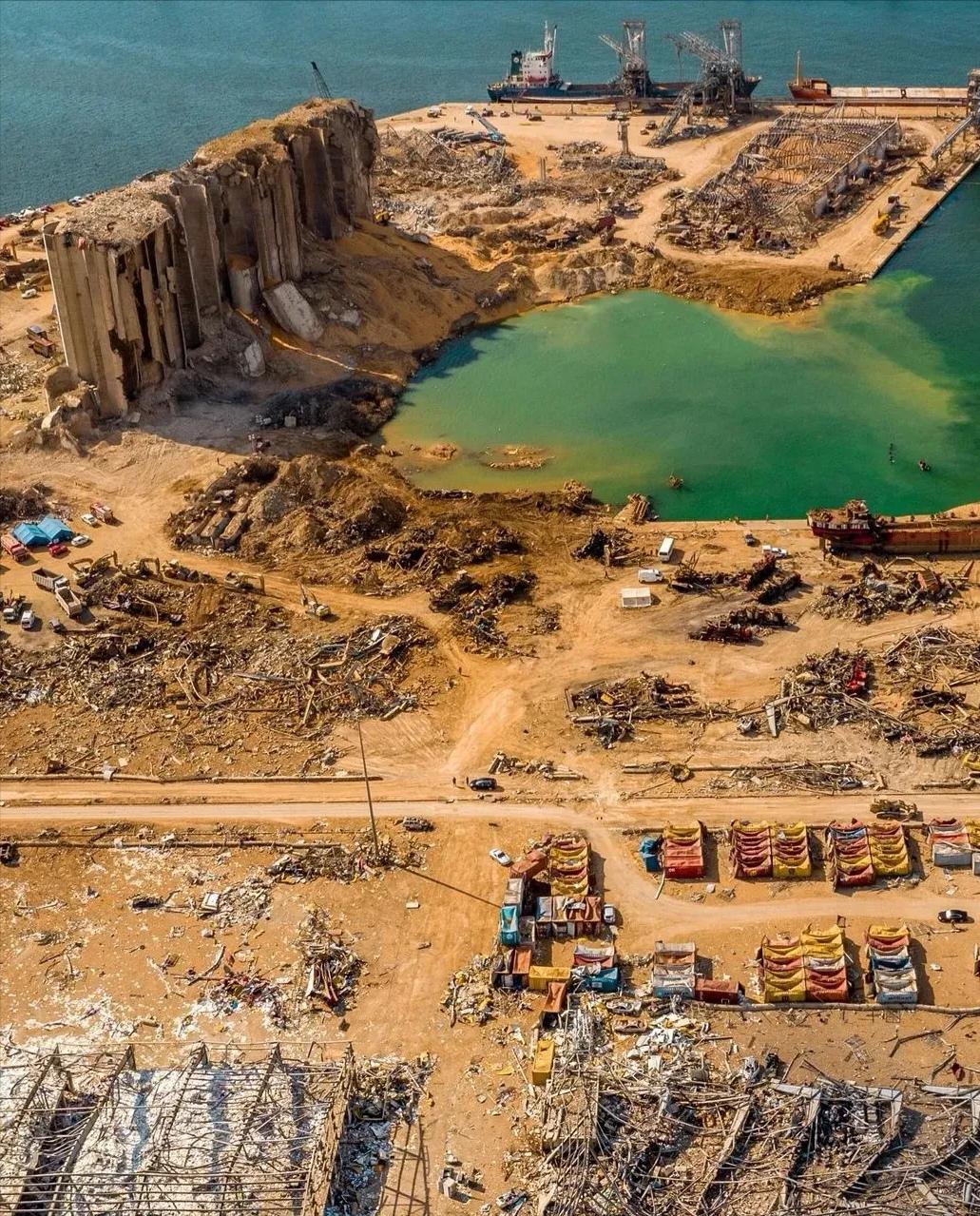 38张照片看世界：黎巴嫩被毁坏的港口，山洞球场