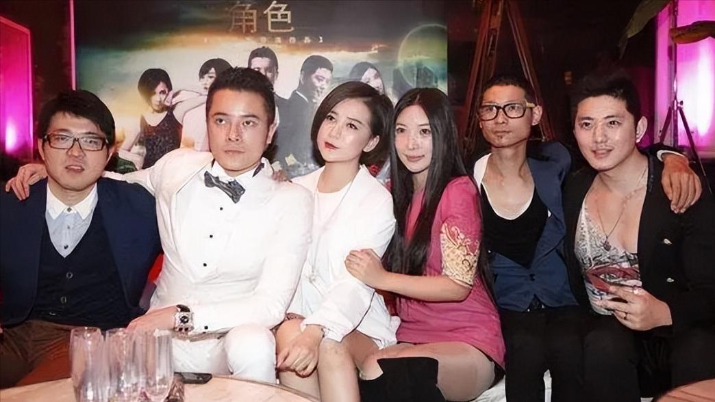 21岁新人揭露圈内*规则潜**：副导演带面试女孩开房，男艺人也不安全