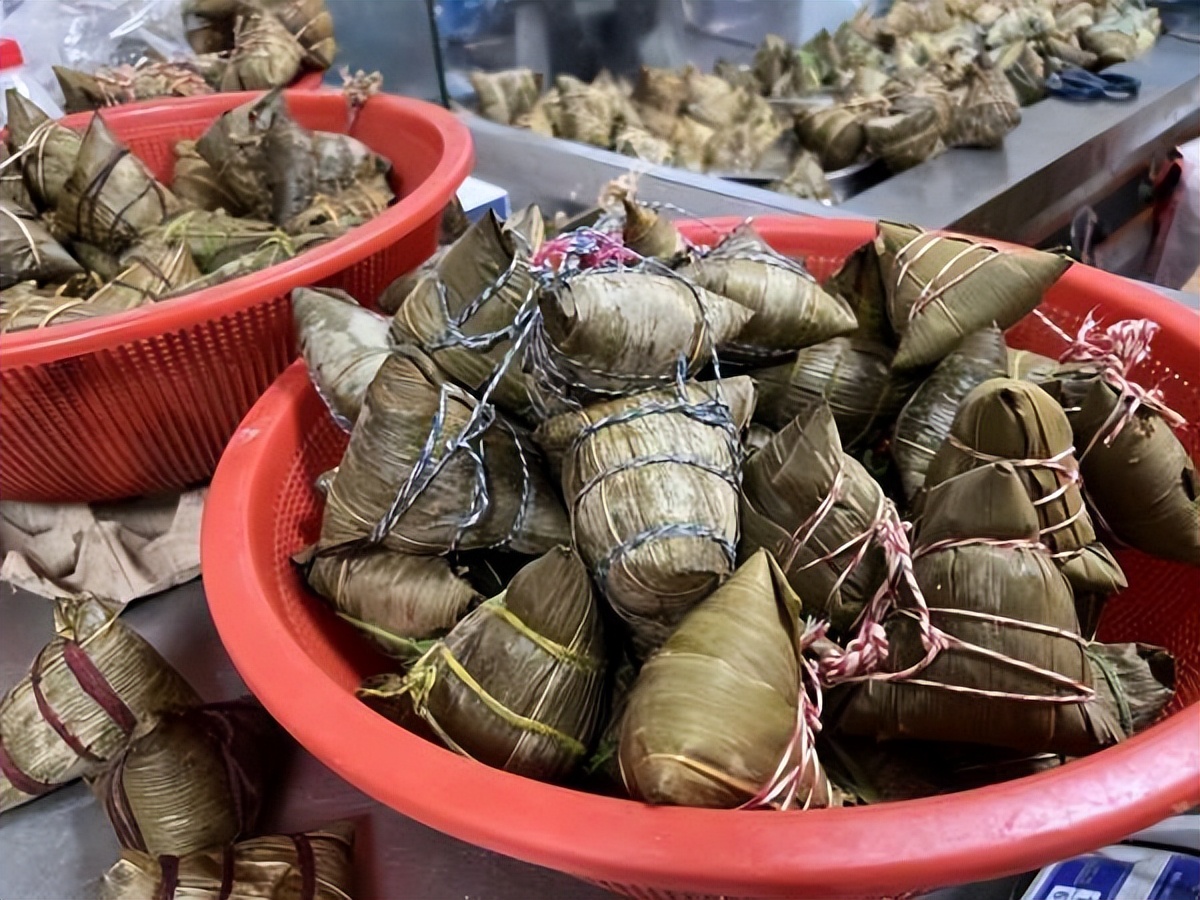 肉粽软糯鲜香大肉粽口感特别好,蛋黄肉粽软糯香甜味道棒棒哒