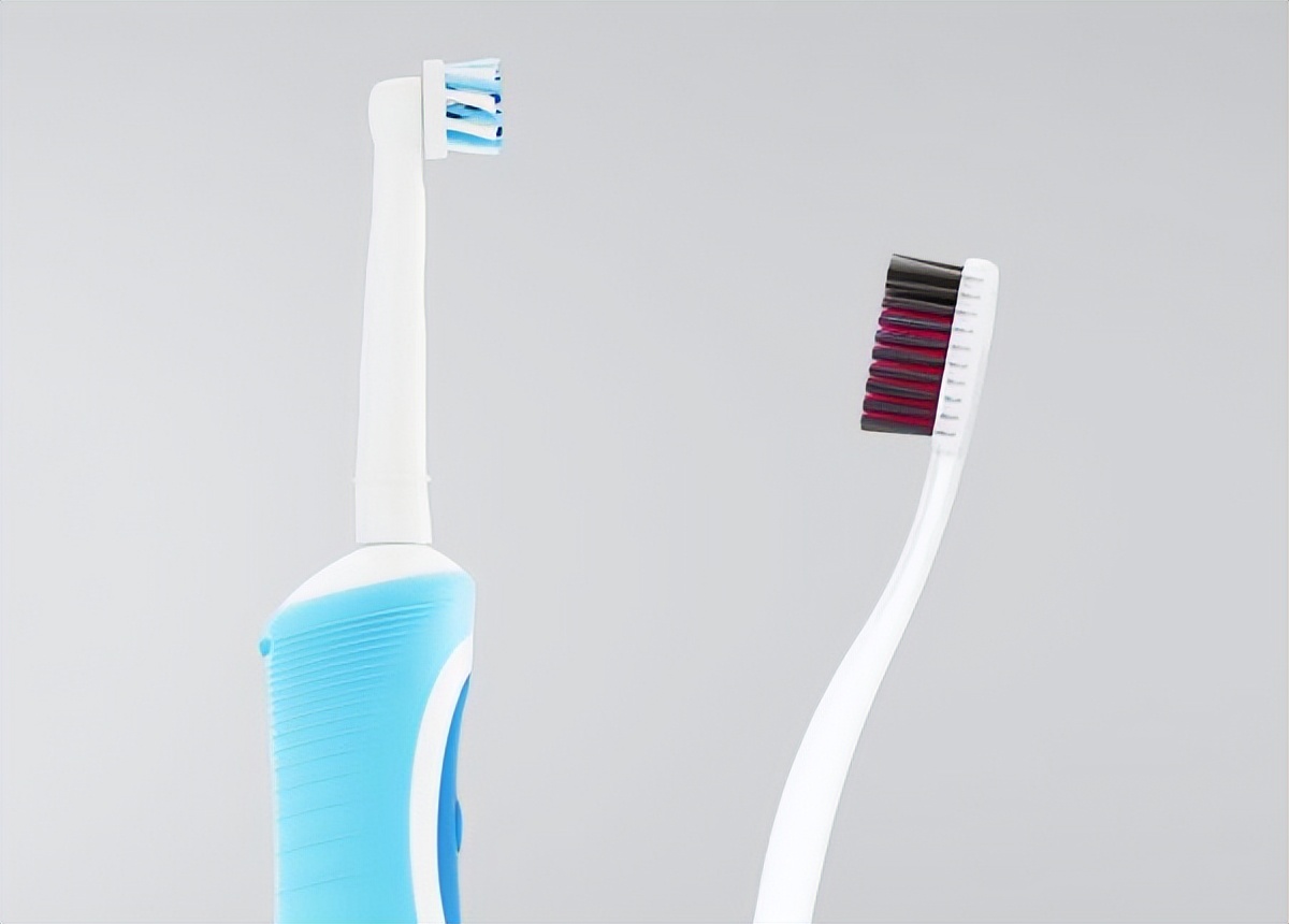 电动牙刷刷牙方式哪种好点,手动牙刷和电动牙刷刷牙的对比