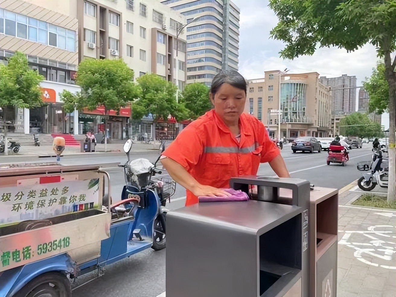 突然,让人泪目的高考考场前相拥的环卫工母子,做了个重大的决定
