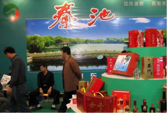 春节淄博赶烤游客再度爆满,淄博烧烤外国人也来凑热闹