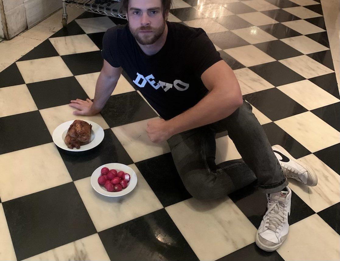 为拯救世界，美国帅哥决定狂吃40只鸡！全城500人现场围观加油