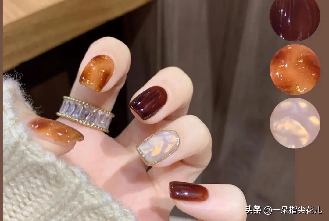琥珀晕染美甲款式教程,琥珀焦糖色棋盘格晕染美甲
