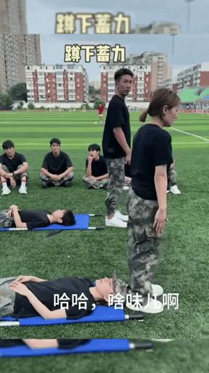 姑娘下次自拍的时候整理一下房间吧，你的秘密都被大家发现啦