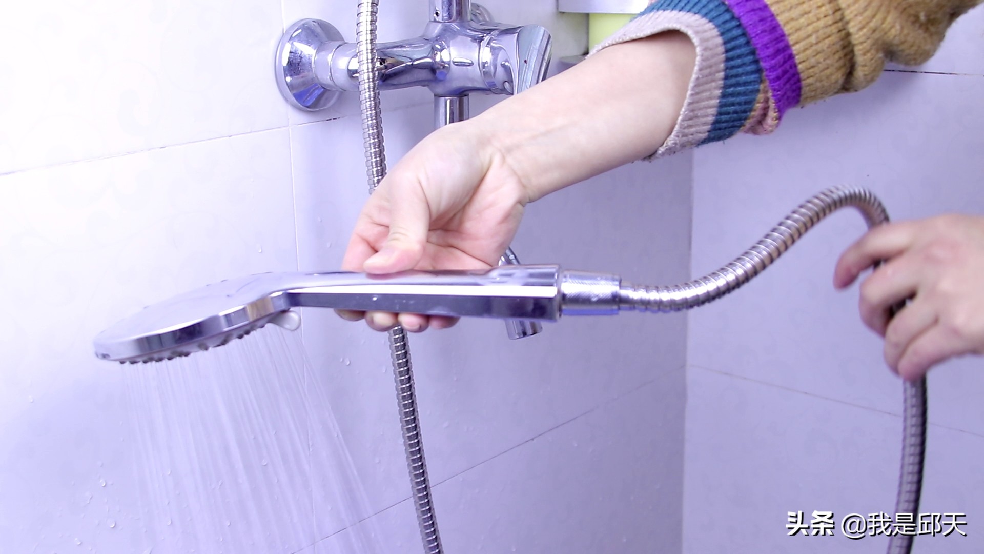 淋浴喷头裂了一道缝隙怎么补,淋浴喷头漏水的修理方法