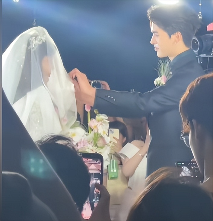 韩安冉4婚：老公亲脚做仰卧起坐，下跪岳母太积极，殷世航递婚戒