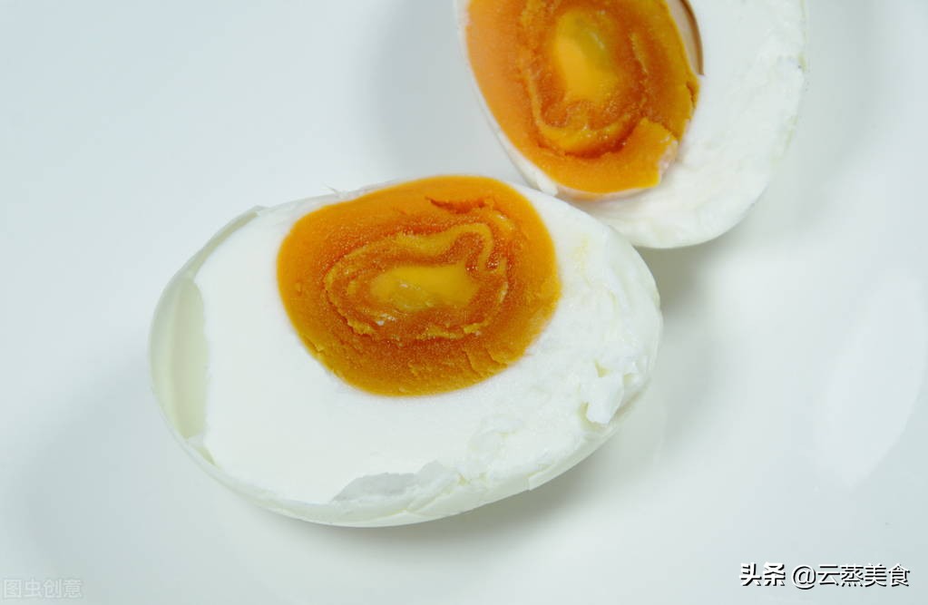 腌鸡蛋，直接放盐就错了，多加两步，腌出的鸡蛋个个起沙流油