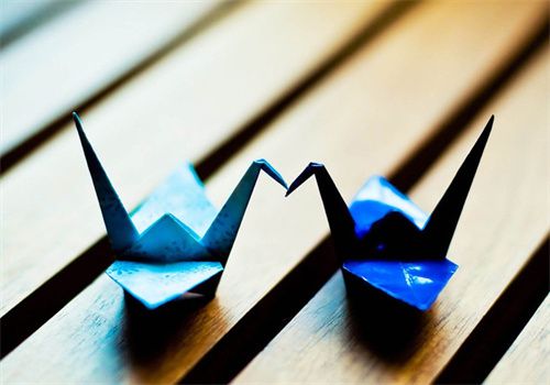 别人觉得你备胎无数你却孤独,备胎无数感情不断以为自己很迷人