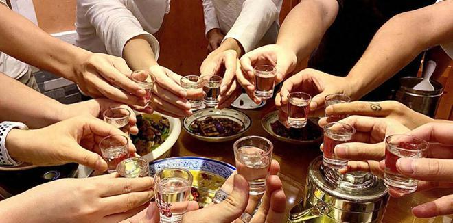 敬酒的时候对方手指头碰杯,饭局上别人敬你酒你该磕手吗