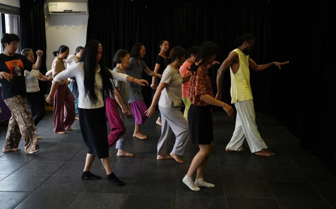 我和我的非洲丈夫，在村里教跳舞