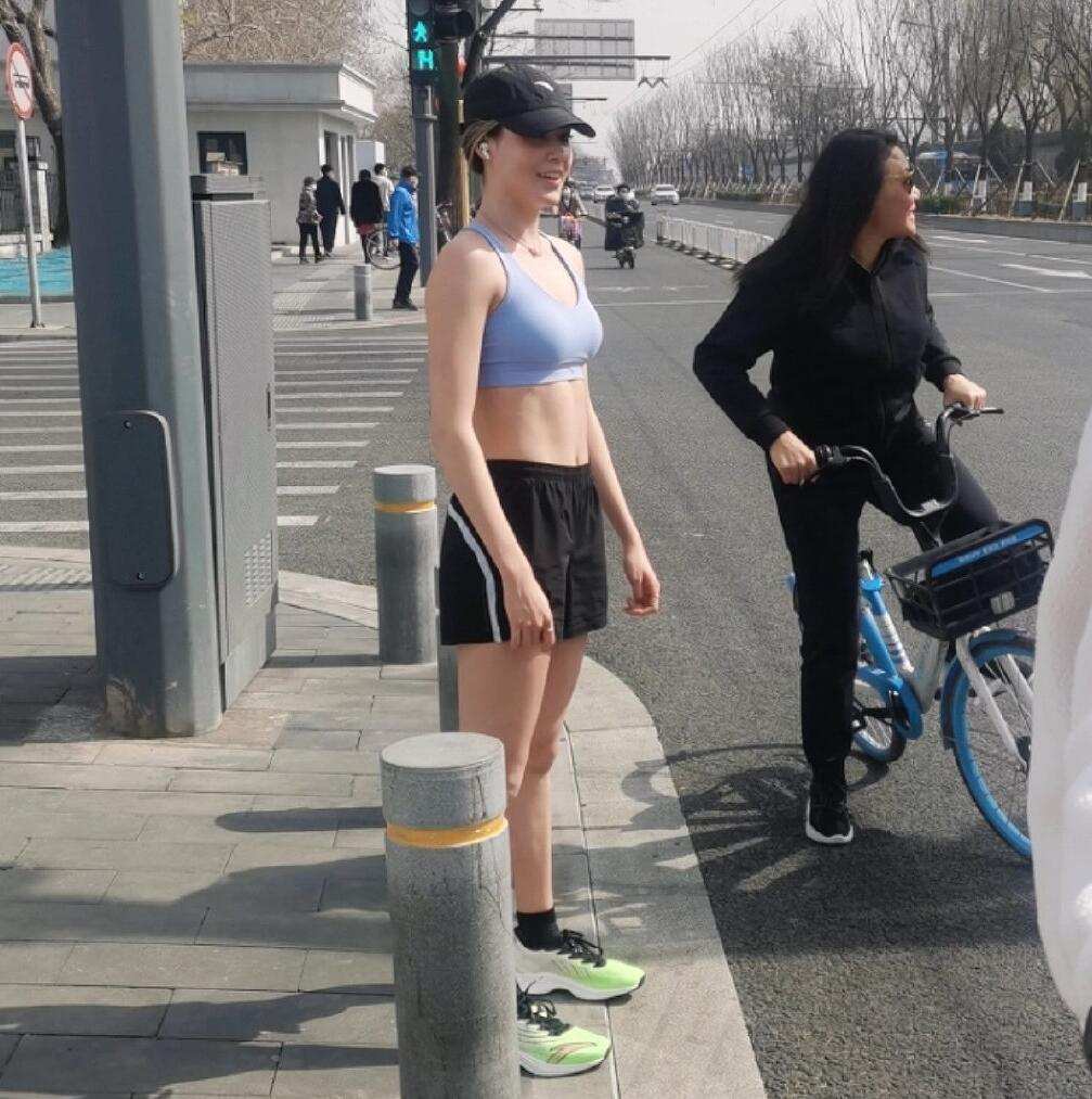 谷爱凌街头跑步被偶遇，妈妈骑单车一旁跟随，仅穿运动内衣不怕冷