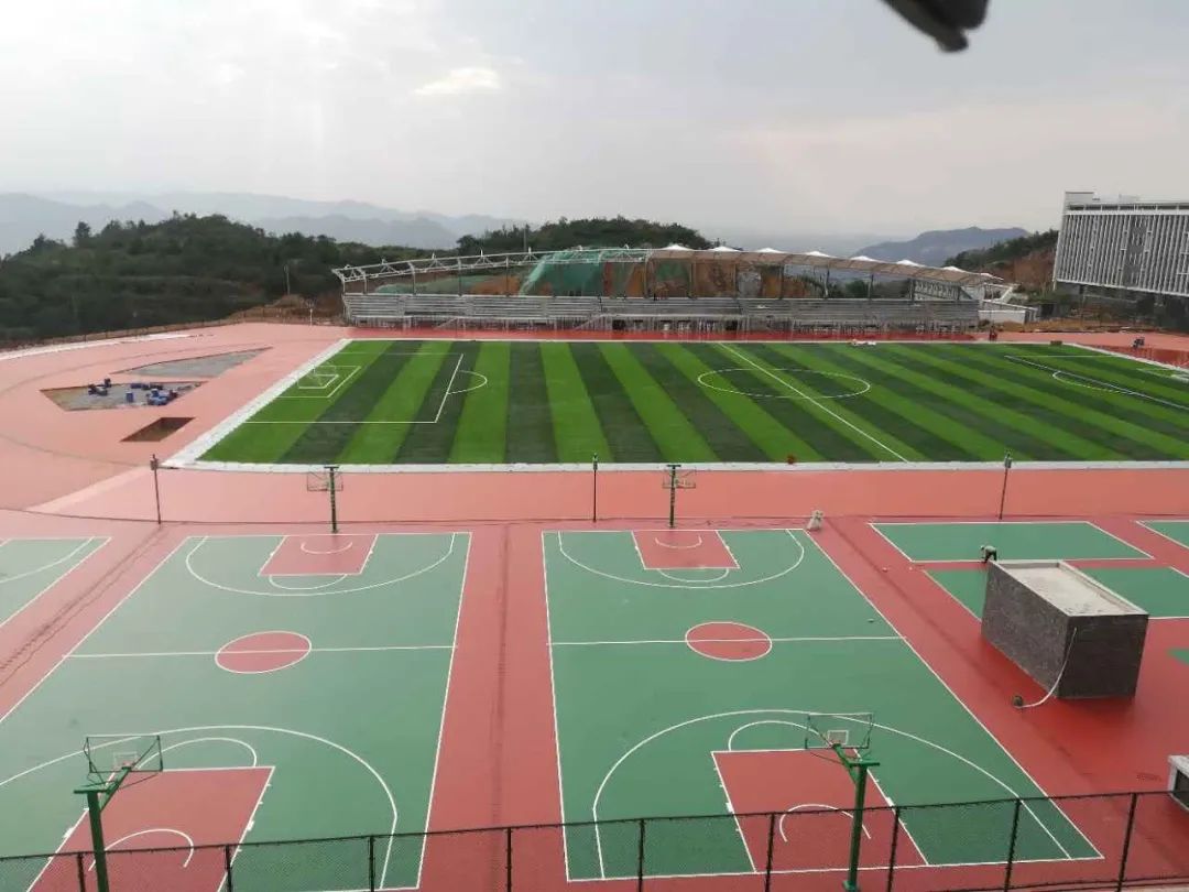 乔师傅硅pu篮球场,硅pu球场对地面基础的要求