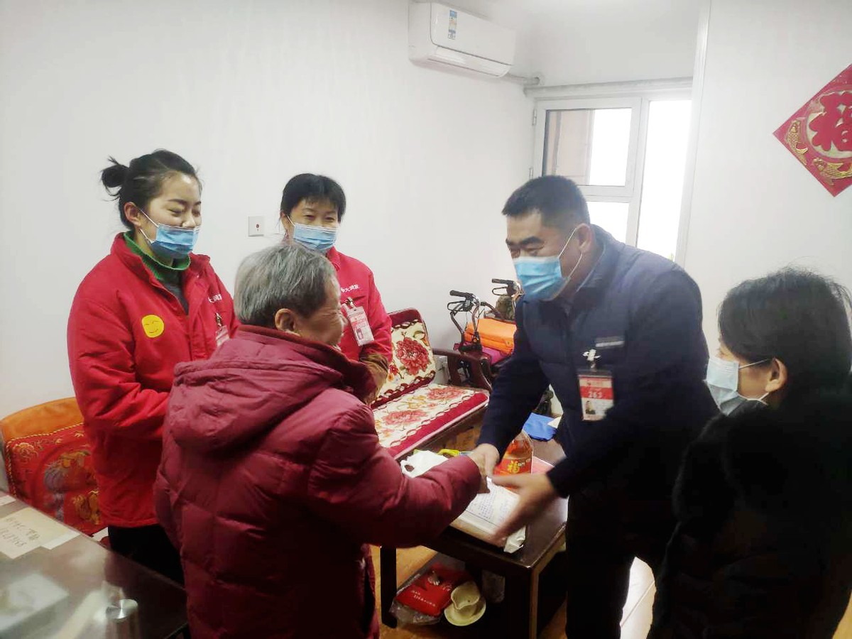 社区爱心传递慰问活动,暖冬爱心进社区慈善义卖送温暖