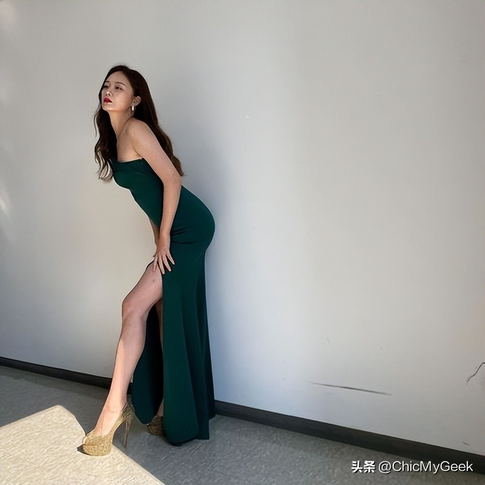 她的细腿美胸终于被发现了！36岁敢不化妆出镜还被封素颜天才