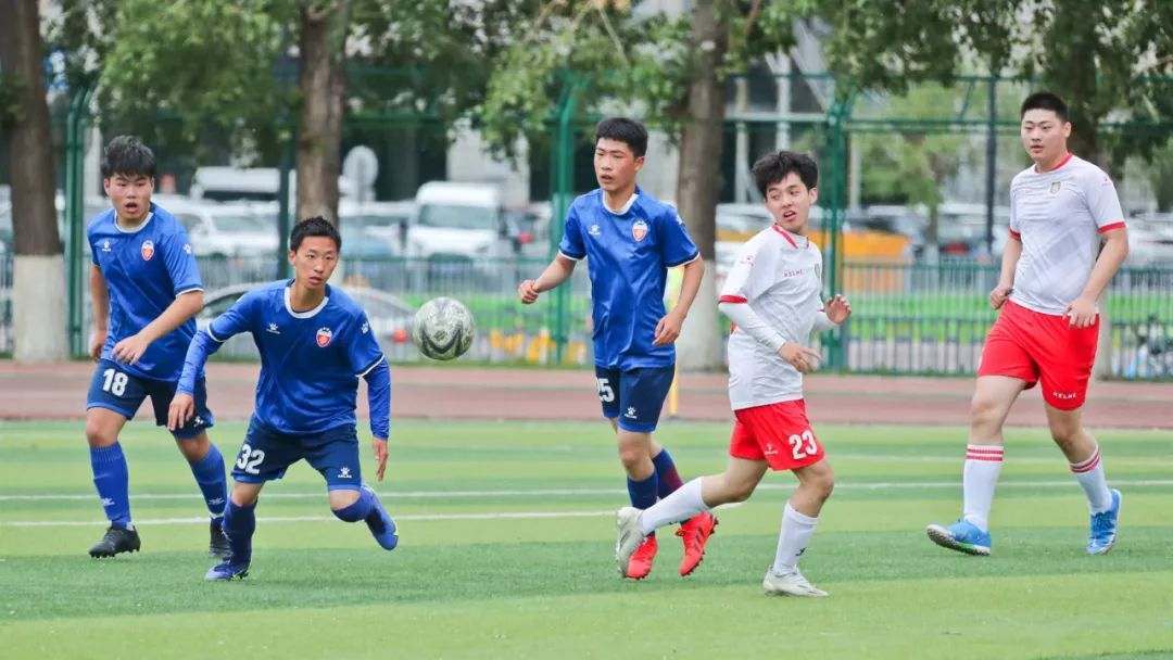 青春飞扬足球赛场,省运会田径场上青春激扬