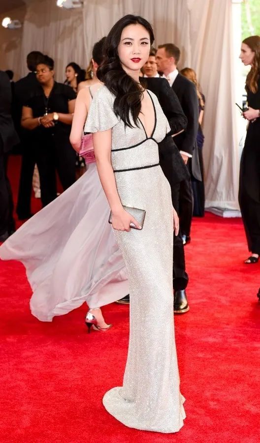 赵露思穿上廉价中国风礼服，俗成了18线网红